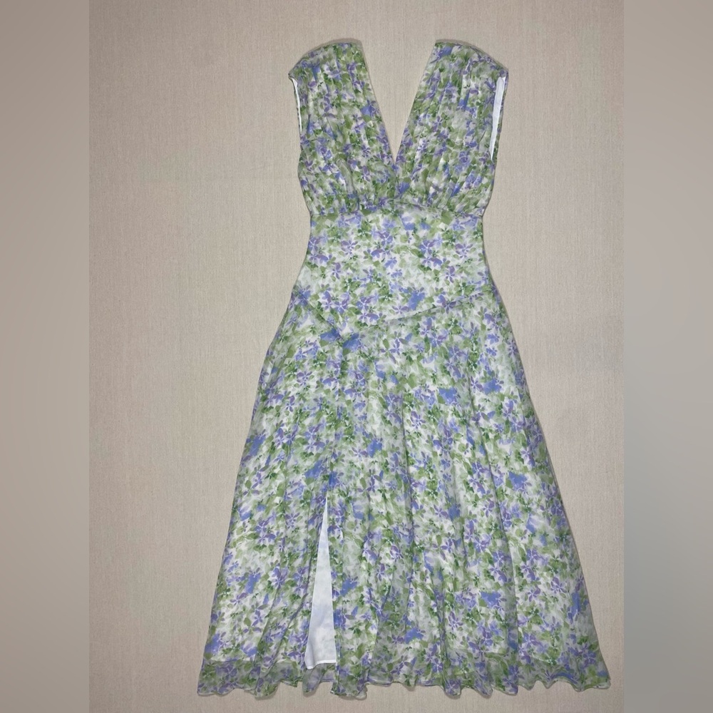 Astr the Label V-Neck Pleated Midi Dress NWT - Picture 6 of 16
